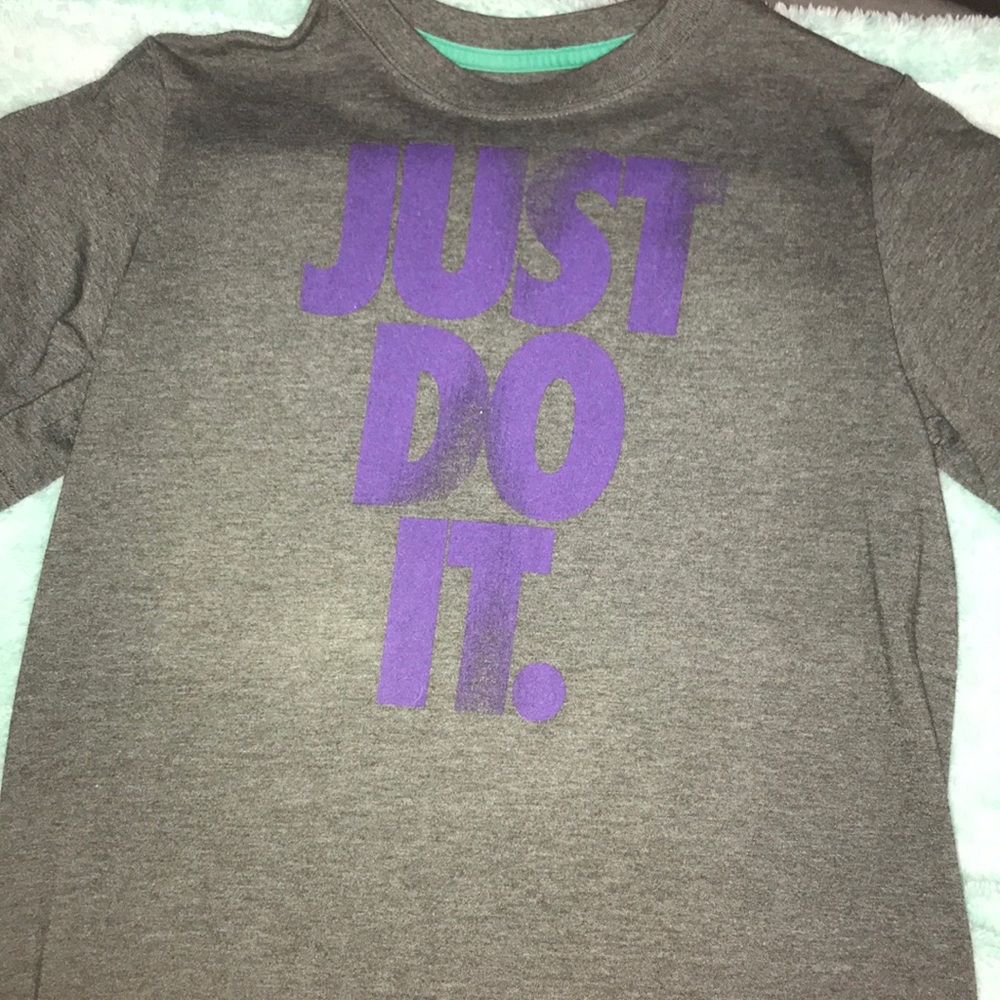 Girls Nike “Just Do It” Gray T shirt.